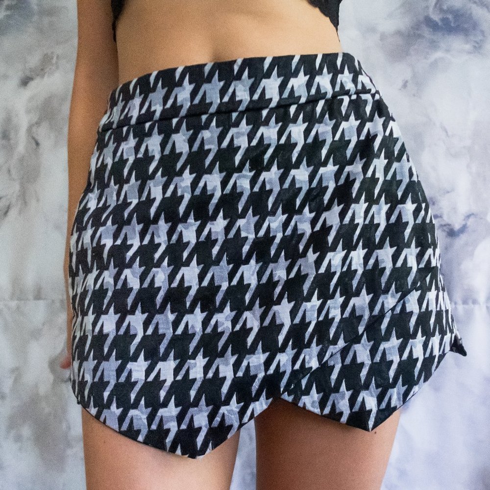 Black and white houndstooth skort